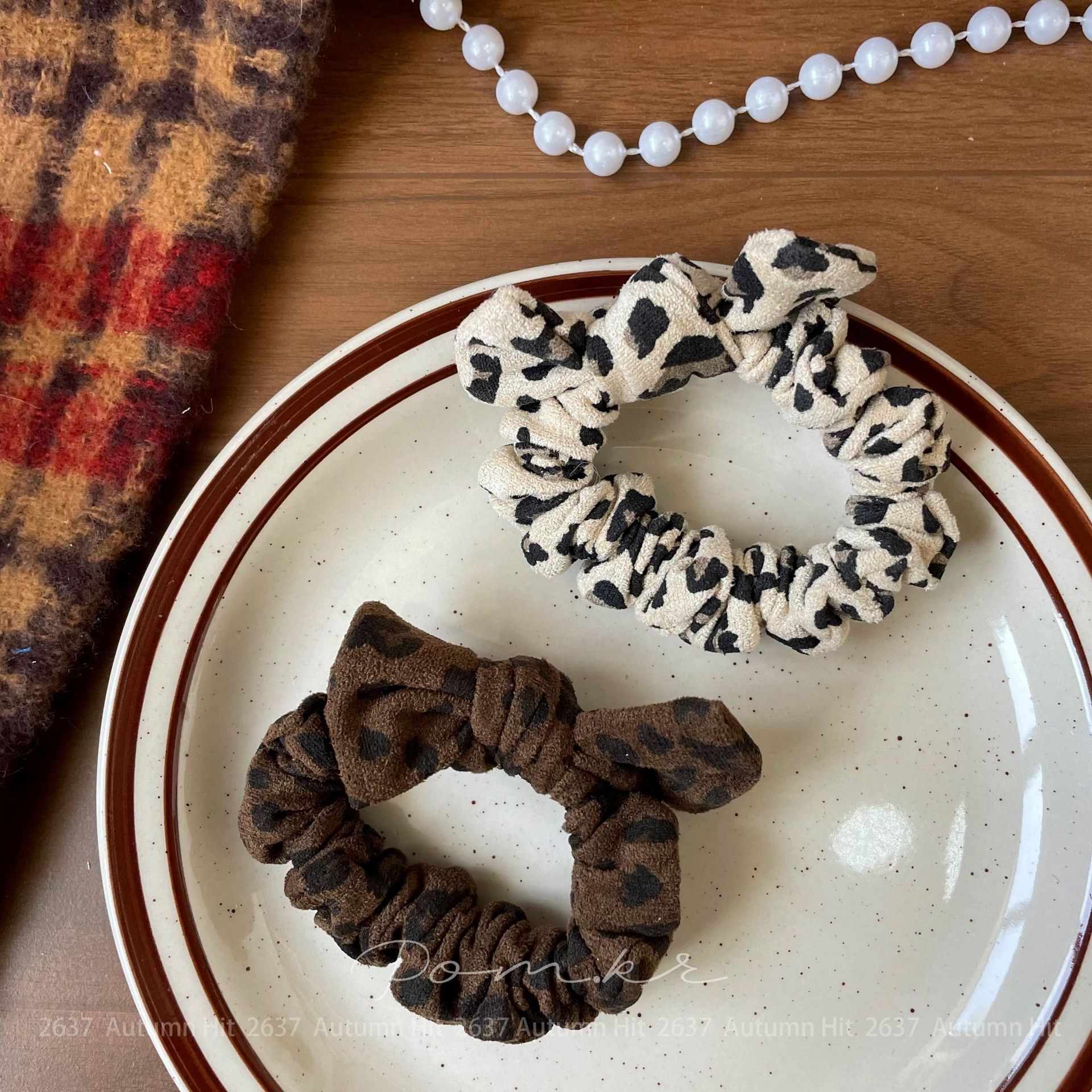 A new style of Korean-style retro leopard print small intestine hair band with a high-end, fashionable and stylish ponytail leather band hair accessory Specification image