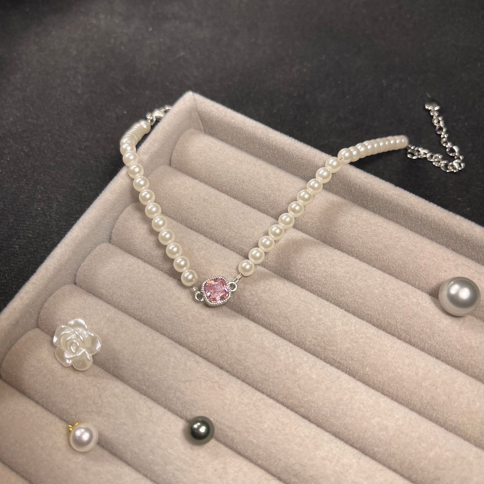 The new 24-year pink diamond pearl bracelet is a light luxury, elegant, retro French jewelry with a simple and refined style and a high-end feel Specification image