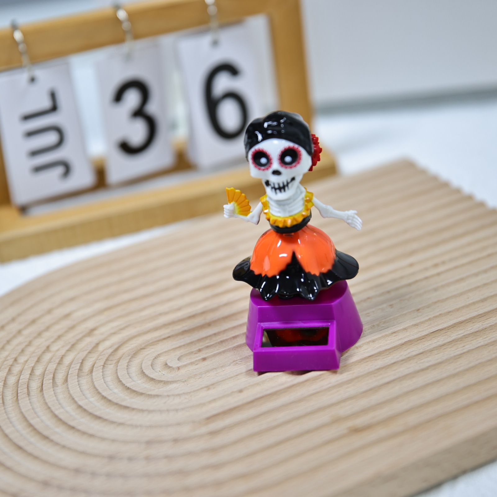 New Halloween car female version skull solar figment, Ghost Festival shaking head doll gift, ABS material manufacturer details Picture