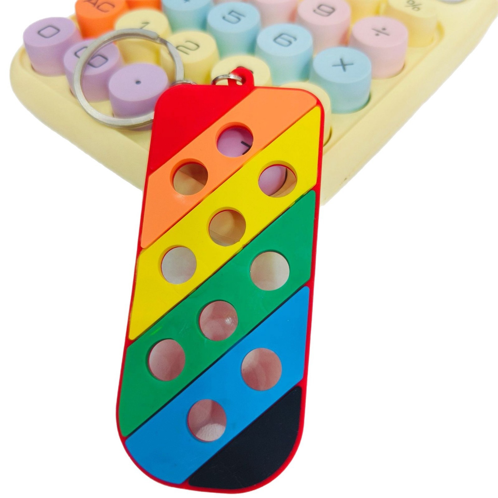 Cross-border best-selling PVC soft rubber keychains with holes, personalized bag pendants, keychains with hole boards, diy shoes, flower shoe buckles Item Picture