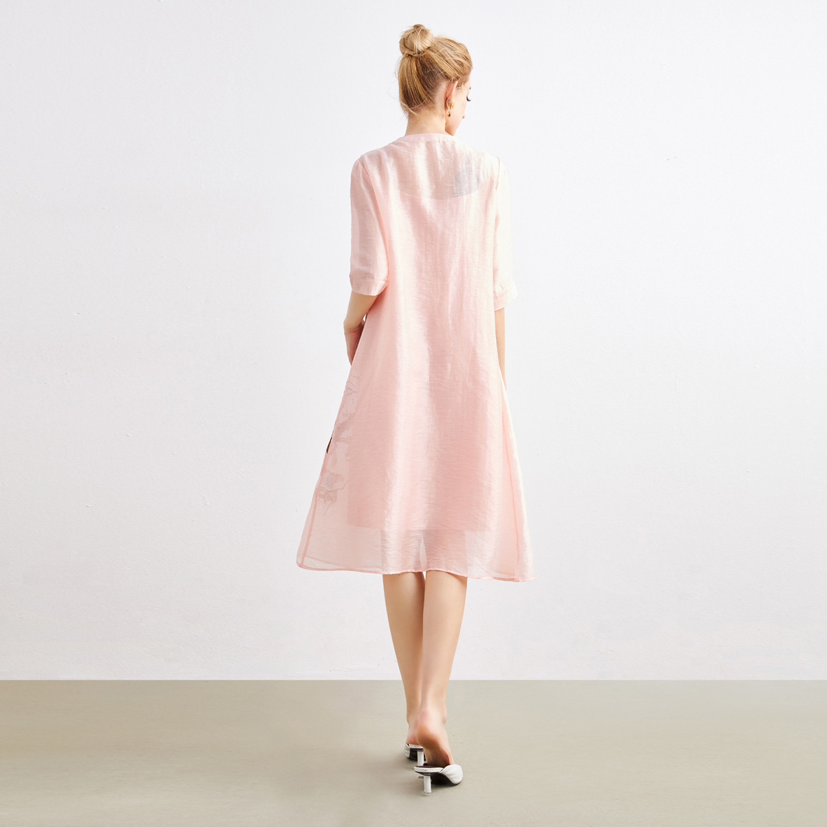 The new women's dress for Spring/Summer 2013 is a stylish and elegant cardigan with a round neck and embroidery. It is a silk and linen dress that goes well with women Item Picture