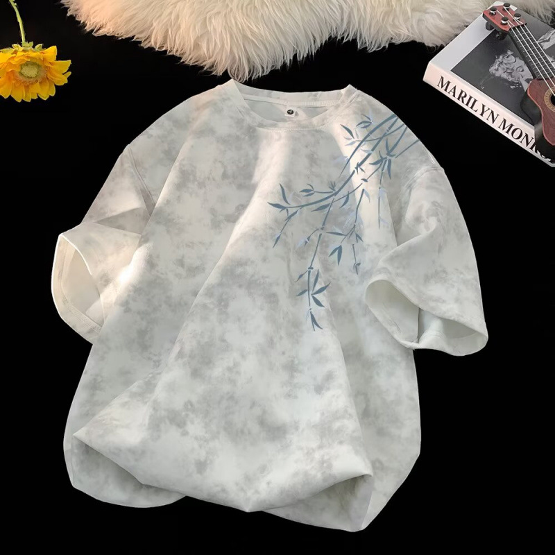 This short-sleeved T-shirt with a faux suede and velvet style and a youthful vibe is suitable for men's daily casual wear. It features loose letter prints that make you look younger and is versatile