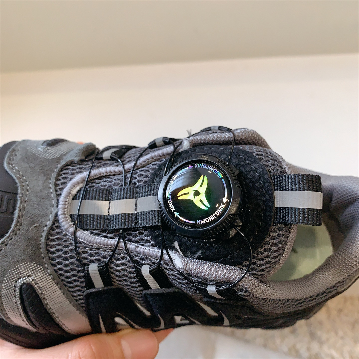 Rotary shoes, autumn and winter children's shoes, children's sports shoes, girls' dad shoes, boys' fleece double cotton baby shoes Application Scenario