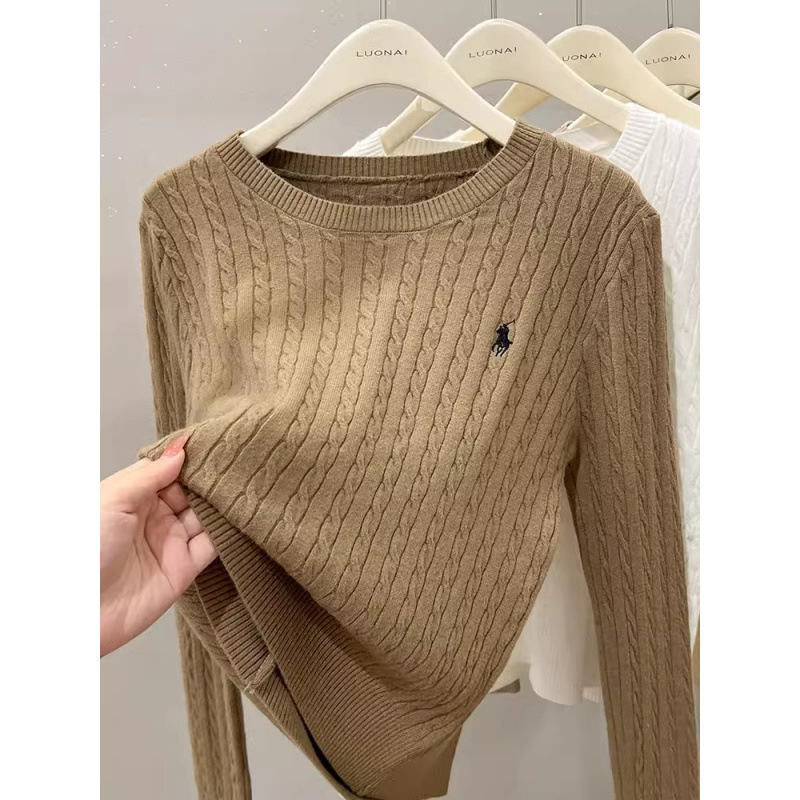 A loose embroidered knitted base layer for women can be paired with a new autumn and winter stylish long-sleeved white sweater with a twist pattern
