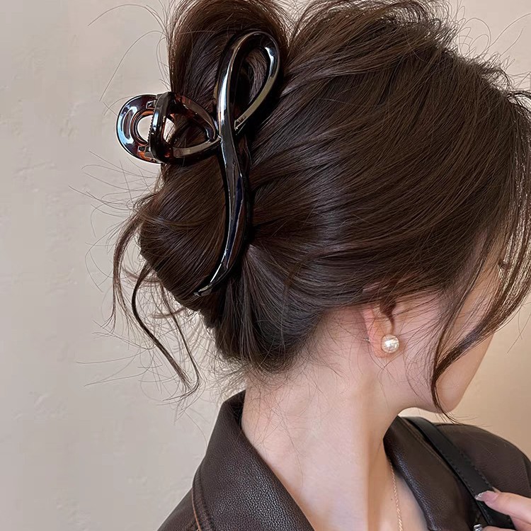The high-end Maillard grab clip is a large female 2024 new style, featuring a shark clip at the back of the head and a stylish hair accessory for autumn