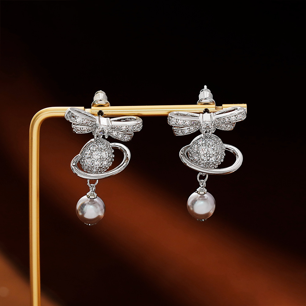 Hyacinth2025 shake bang style pendientes elegante personalidad perla pendientes diseño único mariposa de lujo ligero incrustado lleno de diamantes orillos details Picture
