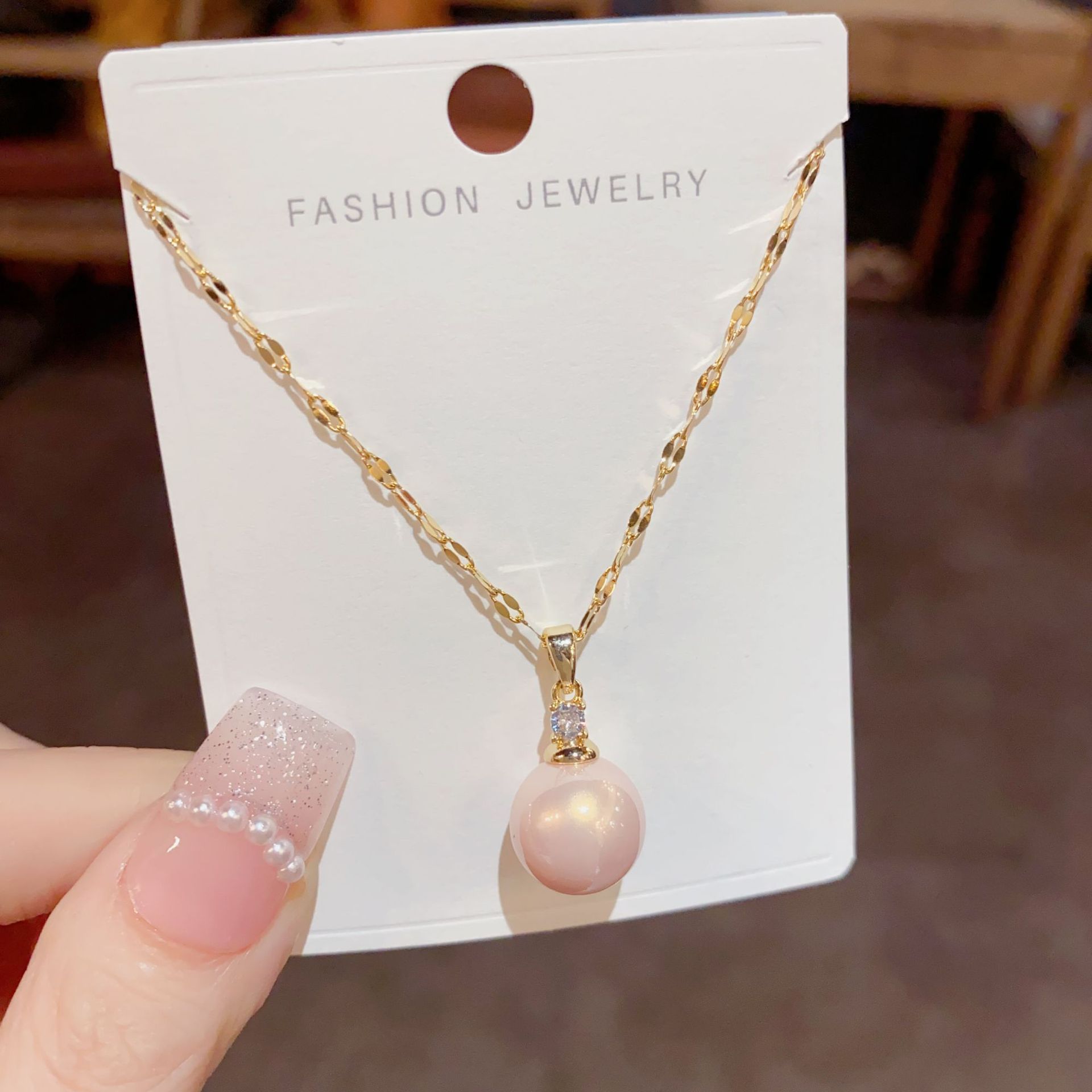 This is a fashionable, simple and elegant imitation pearl titanium steel necklace with the same style as Douyin. It has a niche design sense and is versatile and exquisite collarbone chain details Picture
