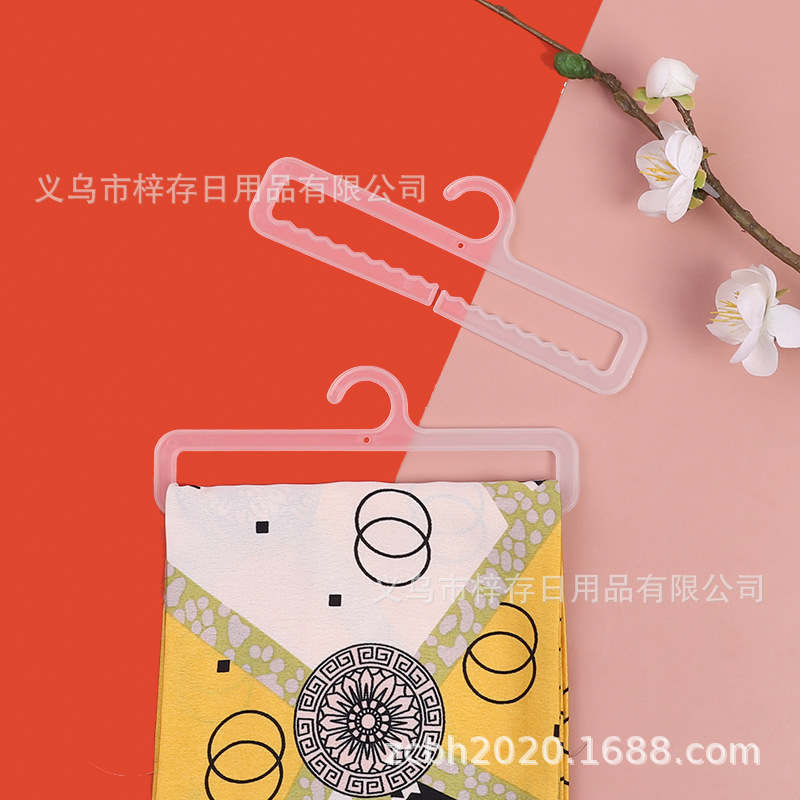 Factory direct sales and wholesale of plastic hooks, wavy opening scarf racks, towel hooks, silk scarves, supermarket display clothes hanger hooks Application Scenario