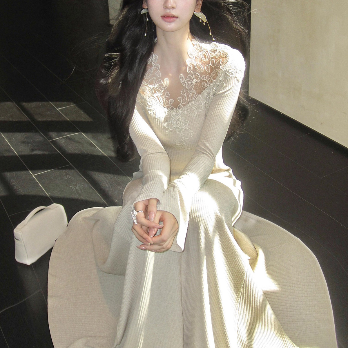 【不知雪】温柔氛围感蕾丝v领针织连衣裙腰显瘦a摆长裙产品图