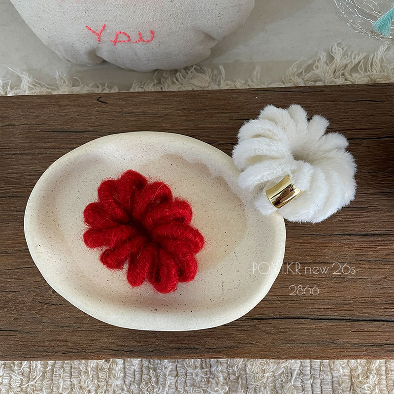 New Korean-style autumn and winter woolen phone hair band, children's retro, versatile, high-elasticity bun, hair tie, ponytail hair accessory Application Scenario