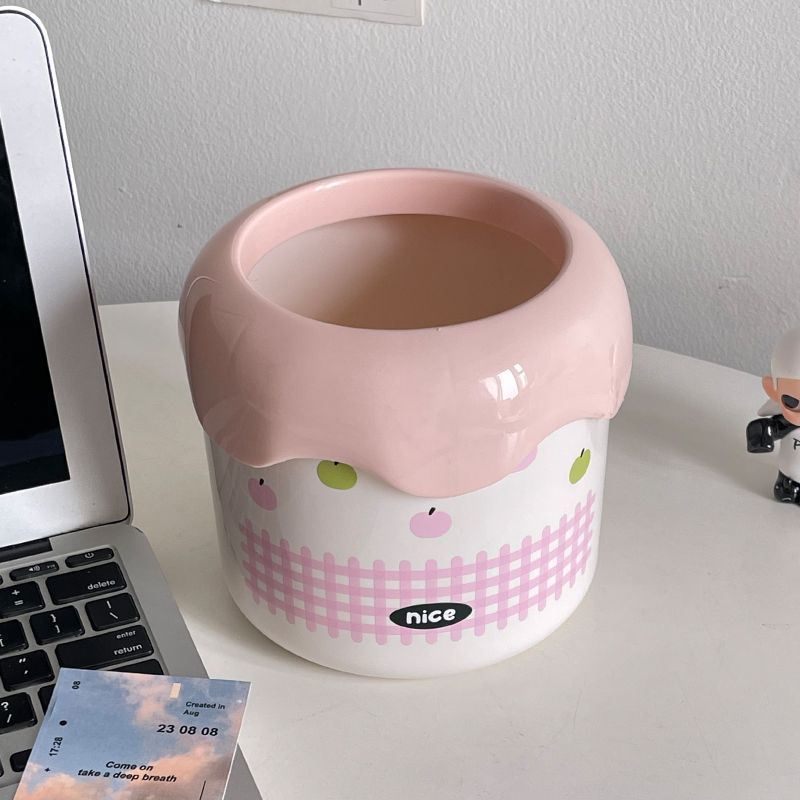 Dopamine Little House Desktop trash can, cute covered storage bucket, car mini small wastebasket, sanitary bucket Application Scenario