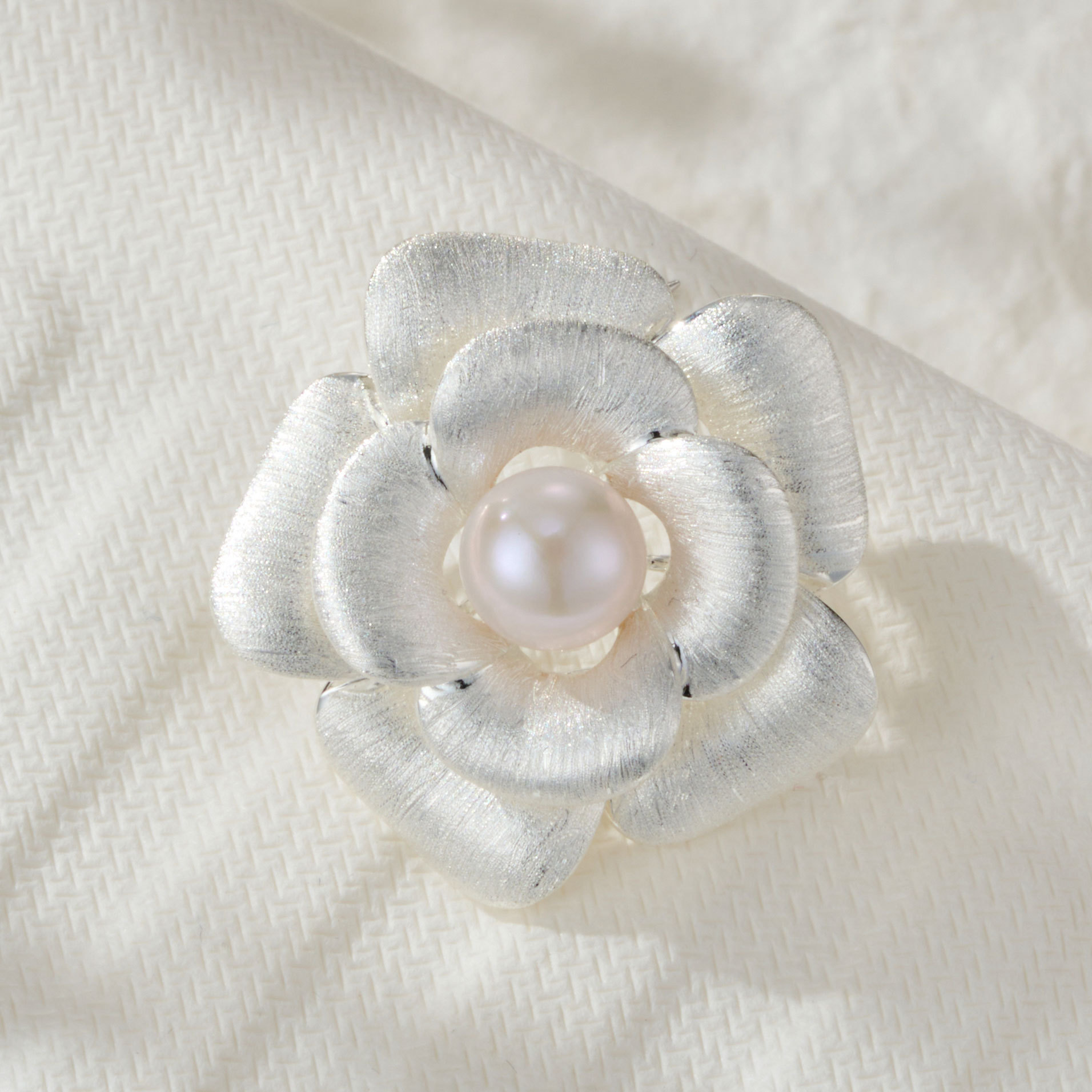 Francés elegante plata cepillado camellia broche luz lujo premium sensación perla de agua dulce calado flor broche broche Application Scenario