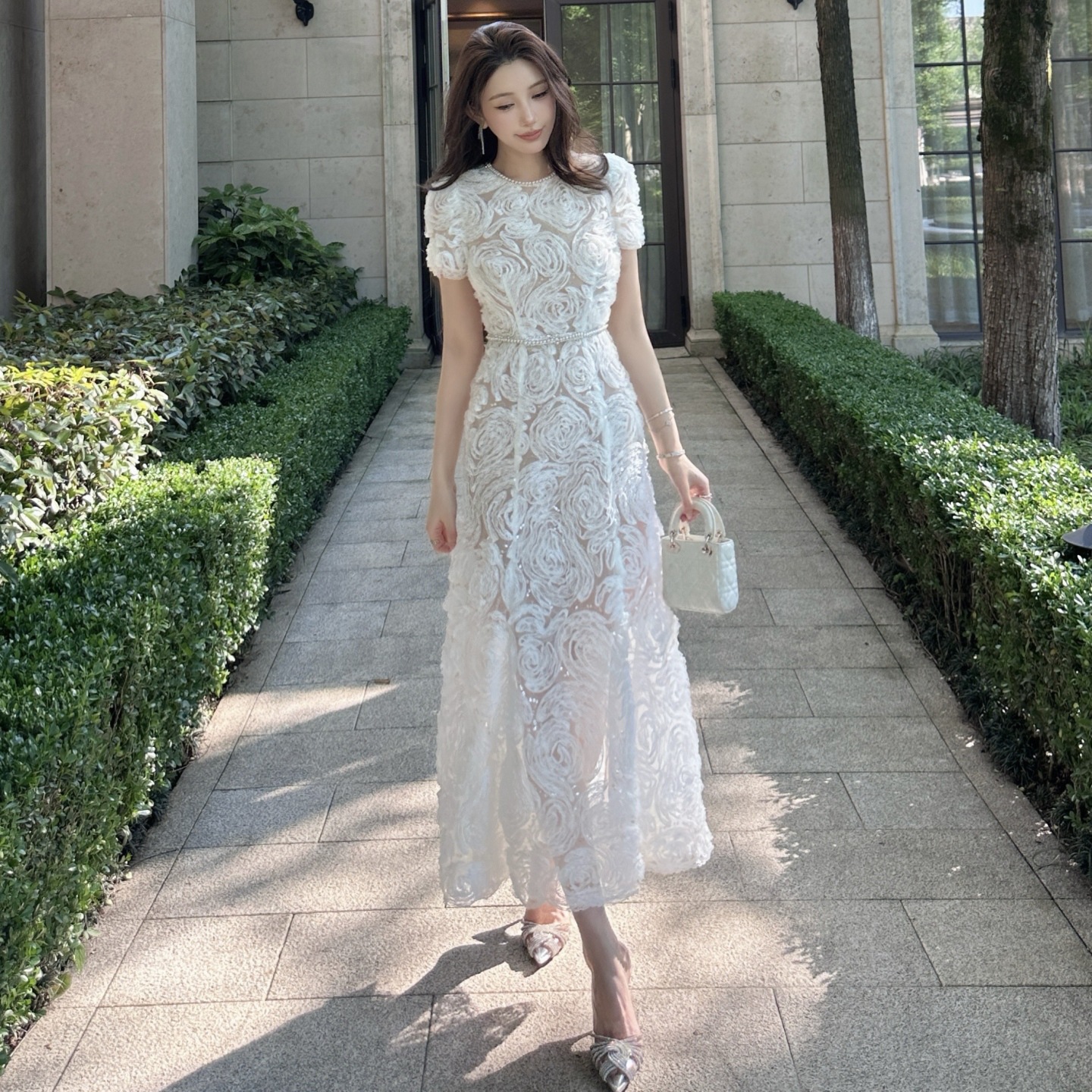 2026年新款法式名媛风复古蕾丝连衣裙女手工钉珠白色长裙气质礼服