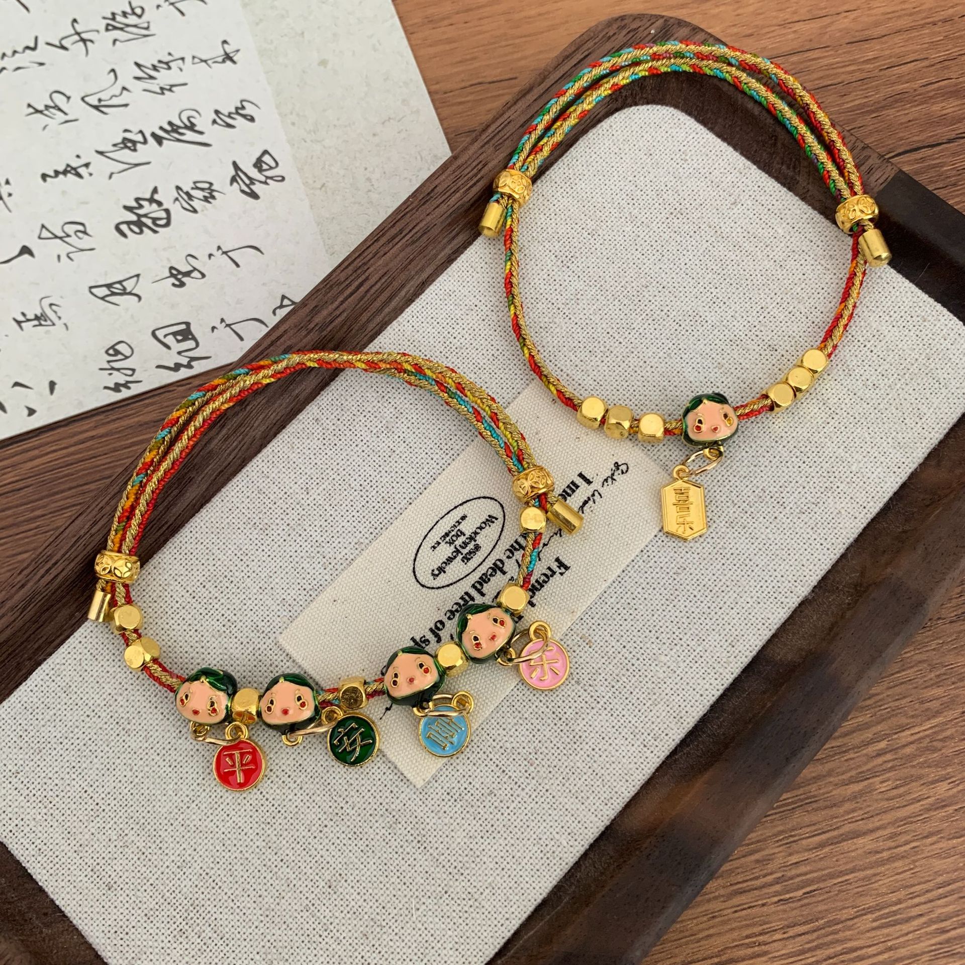 A new style of fashionable crystal bracelet featuring colorful woven crystal sand gold details Picture