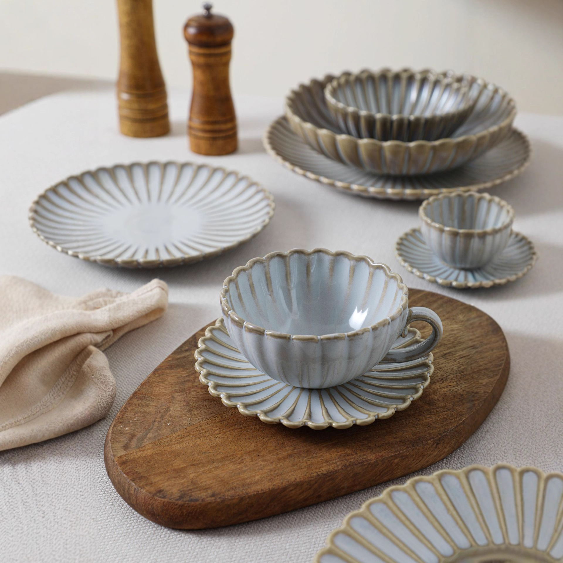 Customized cross-border retro white uniform glazed chrysanthemum petal tableware, Nordic style wholesale household bowls, plates, coffee cups and saucers tableware Specification image