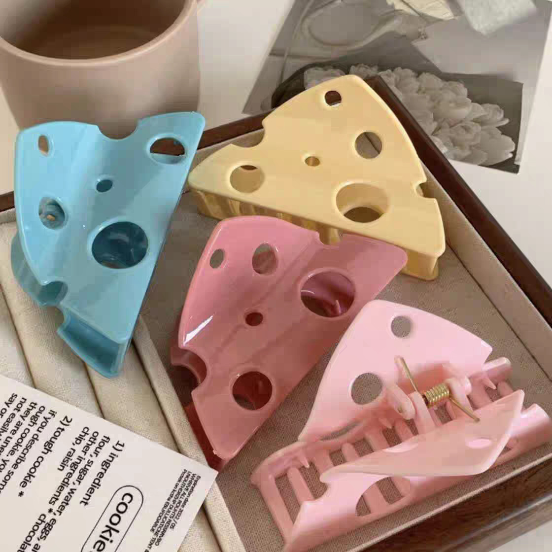 Cute girl cheese and cheese grab, triangular hollowed-out shark clip, broken hair at the back of the head, updo hair clip headwear Specification image