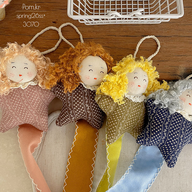 New Korean-style cotton-filled three-dimensional curly hair pendant for little girls, cute fabric hair clip accessory storage belt, room decoration Application Scenario