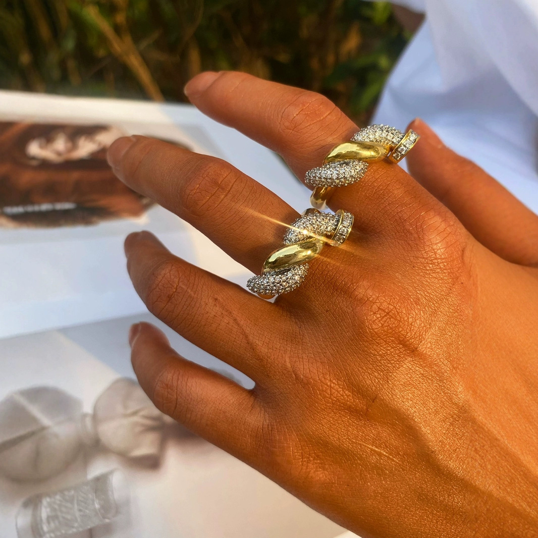 This is a popular European and American snap-on nail bracelet with exquisite copper micro-inlaid zircon jewelry and a high-end design. It is an open bracelet and jewelry accessory details Picture