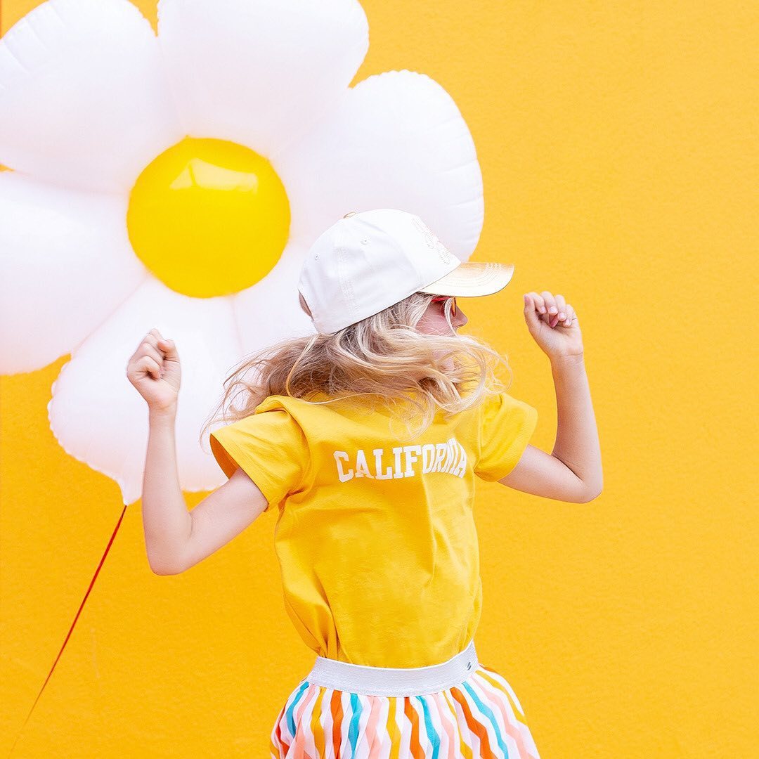 Cross-border oversized ins Daisy aluminum film balloon smiling chrysanthemum photo prop, extra-large baby and children's birthday party Application Scenario
