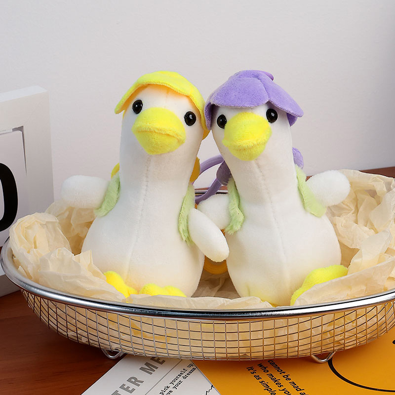 可爱背包鸭子包包挂件加油鸭毛绒小包挂装饰稀奇古怪的公仔挂饰
