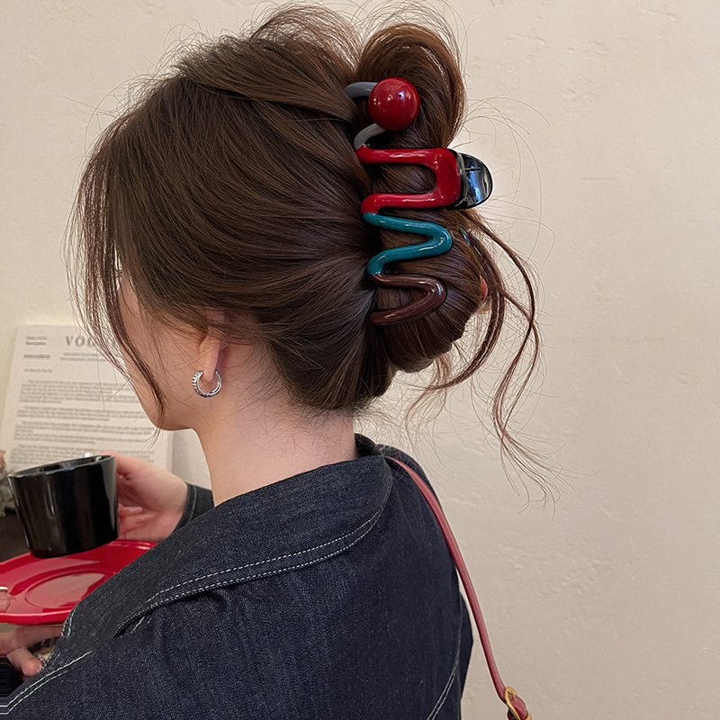 Red and blue contrasting hair clip, large shark clip, women's back head 2024 new high-end clip hair accessory Application Scenario