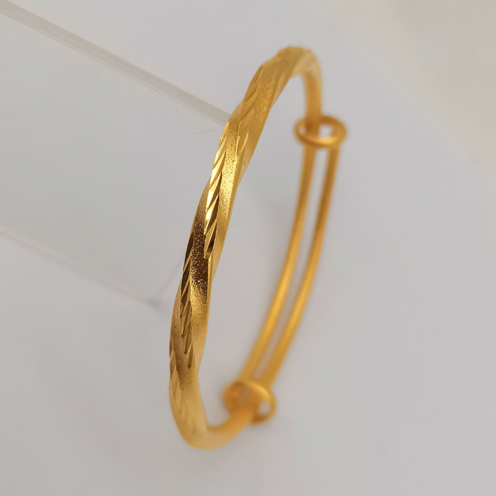 Wholesale of Vietnamese Shajin ladies' push-pull bracelets, twisted flower sandblasted wristbands, car flower women's simulated gold bracelets Application Scenario