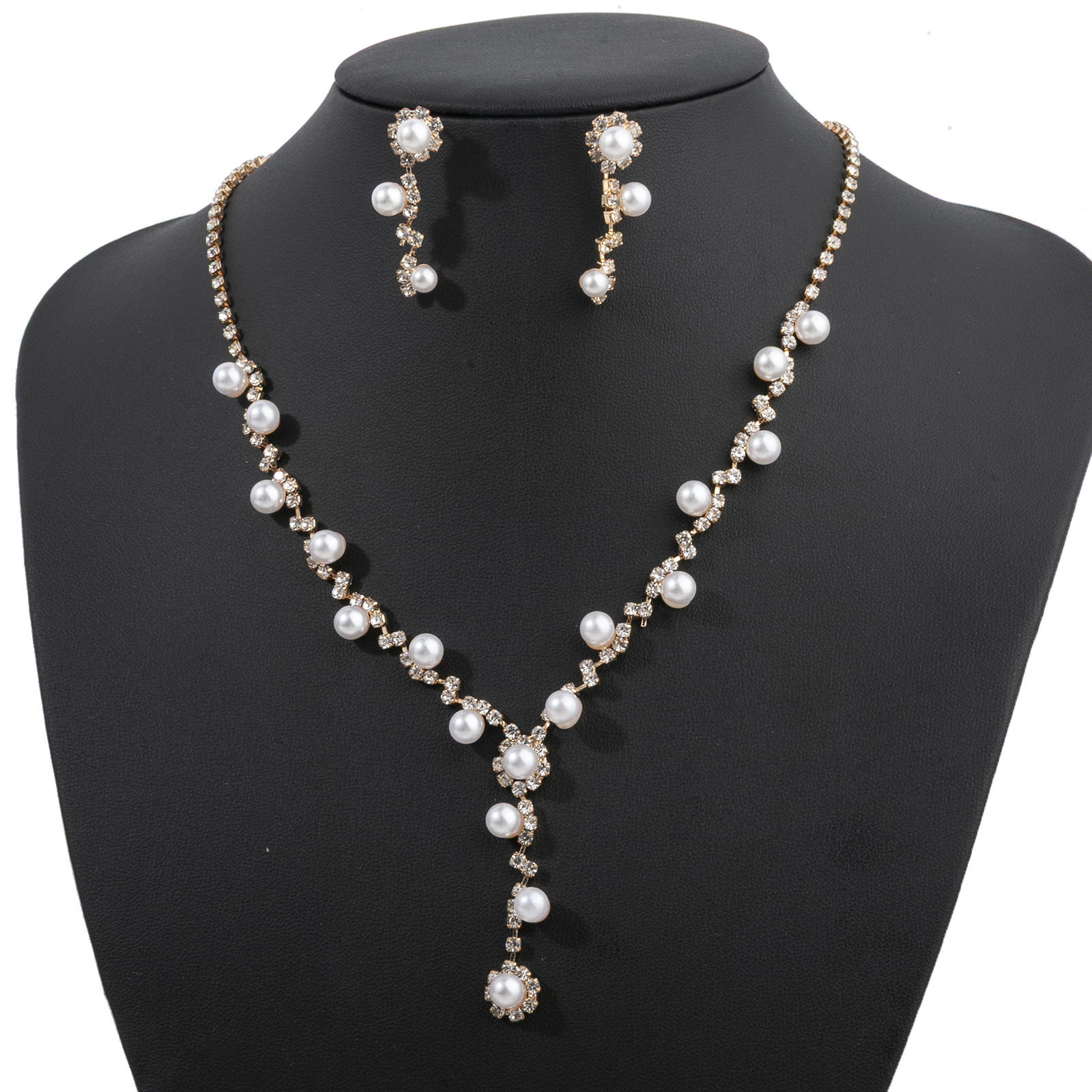 A two-piece set of V-shaped pearl necklace and earrings for brides' wedding accessories is a cross-border bestseller. Wholesale of luxurious and elegant water diamond chain details Picture