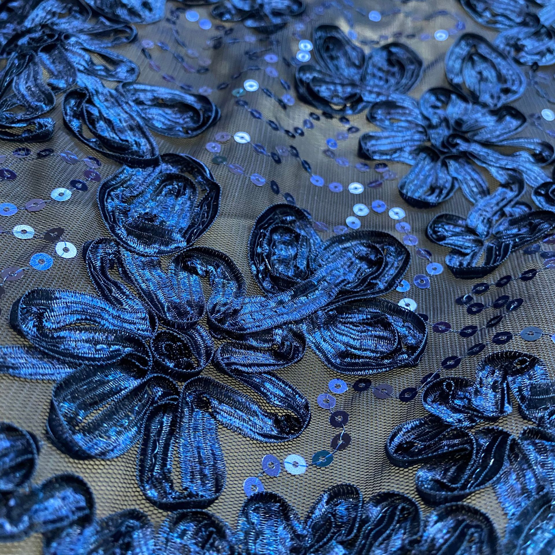 工厂现货立体盘带绣花布料亮片蕾丝面料花朵刺绣网纱女装礼服裙