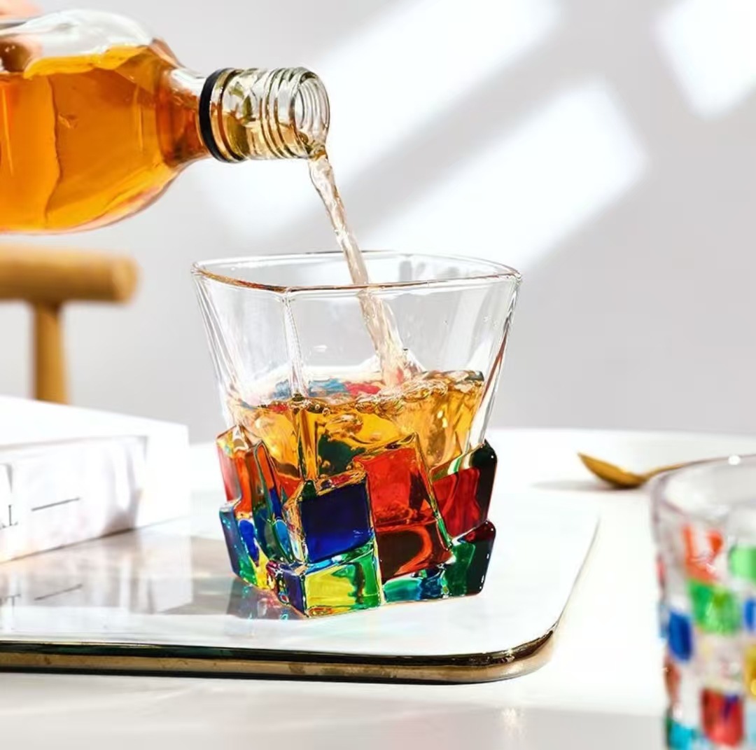 Creativo hecho a mano pintado vaso de vidrio colorido trenzado taza de rayas vaso de whisky acompañante regalo de mano golpear color copa de agua