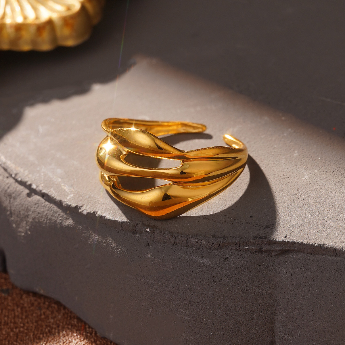 Cross-border European and American ins jewelry stainless steel ring, geometric high-end sense, twisted element, women's titanium steel light luxury index ring details Picture