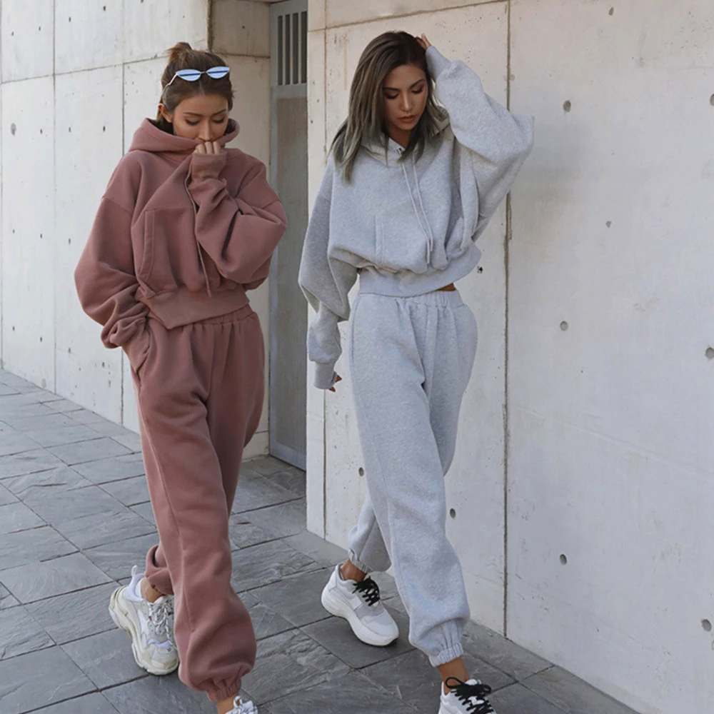 The 2023 autumn/winter Amazon European and American fashion solid-color long-sleeved hooded casual sweatshirt and sweatpants set is versatile and stylish full figure