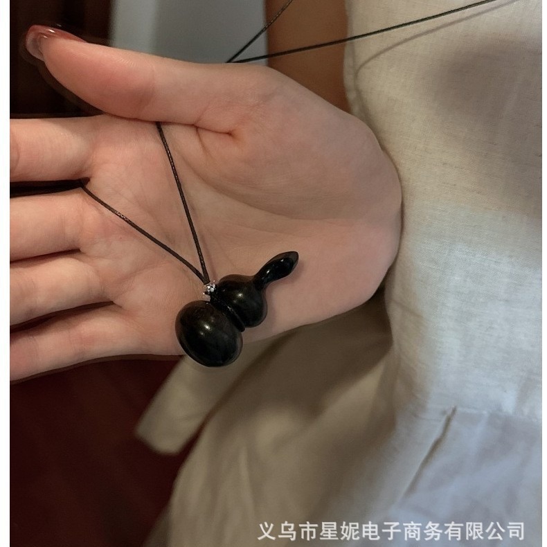 Elegant pearl short necklace, women's lanyard jewelry, classic, simple, fashionable and versatile accessory Application Scenario