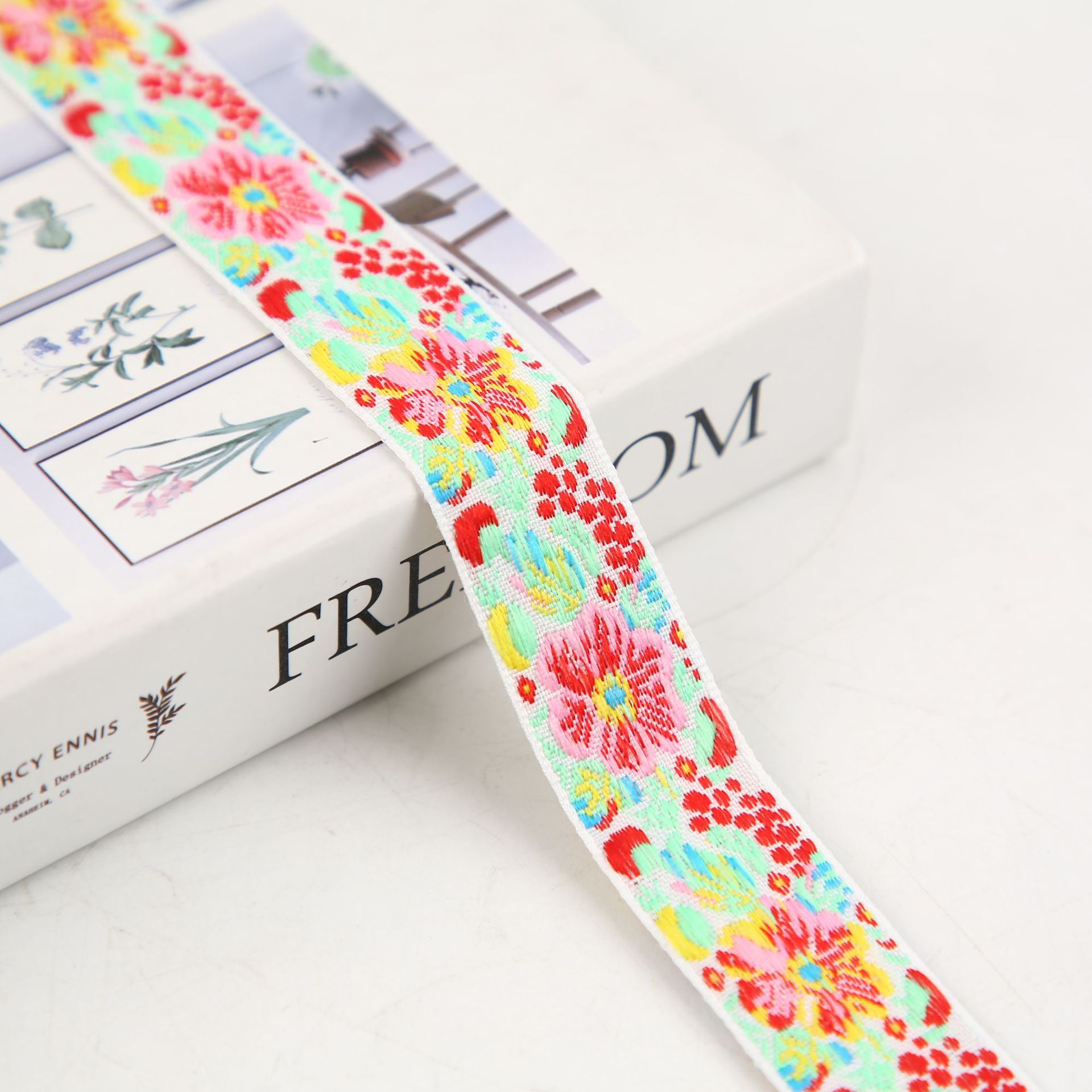 2.2- 2.5cm Ethnic-style embroidered jacquard ribbons, bow ties, webbing, hair accessories, hair clips, headwear, clothing and accessories, and trim Application Scenario