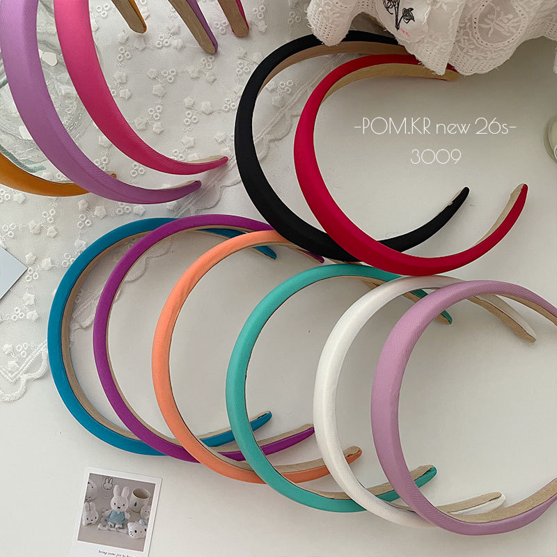 The Korean-style satin solid color daily hairband is versatile and can be worn with an outer hairpin. It's a sweet high-head headband and headwear for girls