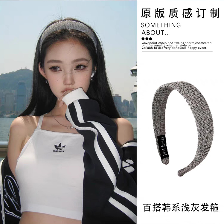 The 2025 new Korean-style grey hairband for women exudes a sense of sophistication. It's a high-top, wide-brimmed headband for daily wear in summer