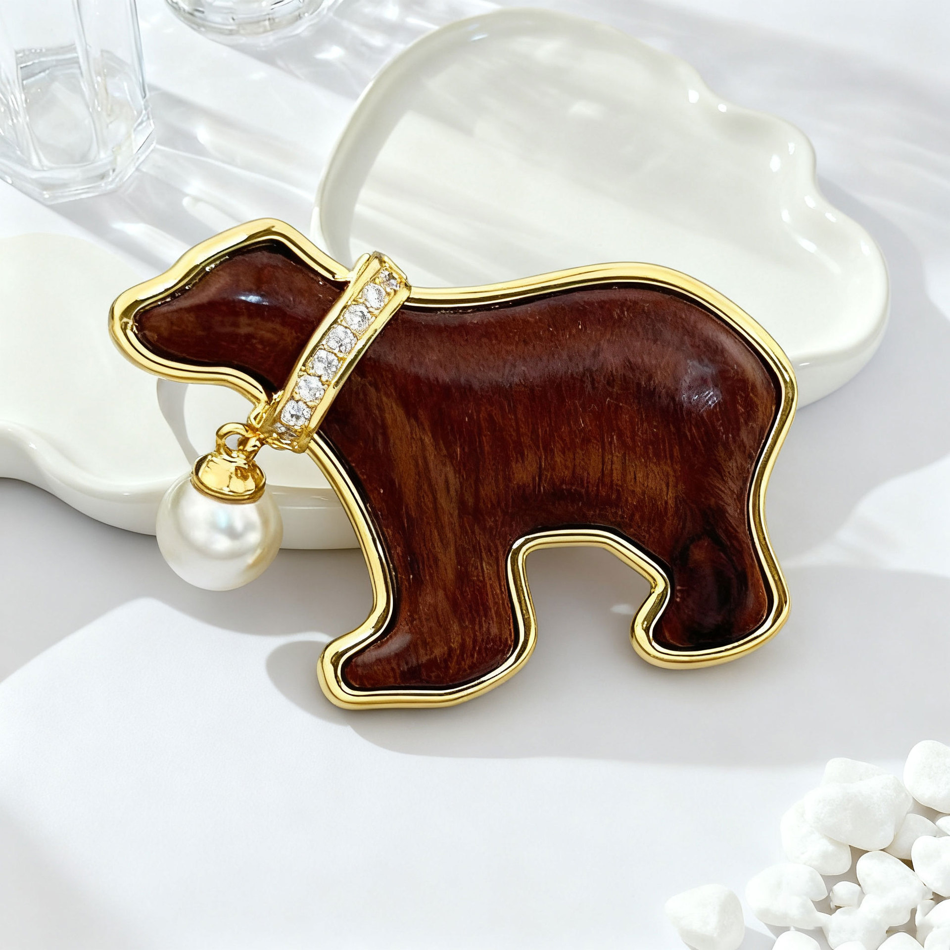 Childlike and light luxury style wooden art pearl bear brooch, copper alloy real gold electroplated micro-inlaid zircon animal brooch