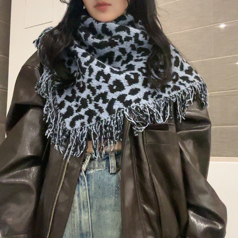 A new autumn and winter collection of leopard-print fringed scarves for women, featuring a high-end woolen triangular shawl and a retro and fashionable shawl. Wholesale from street stalls Application Scenario