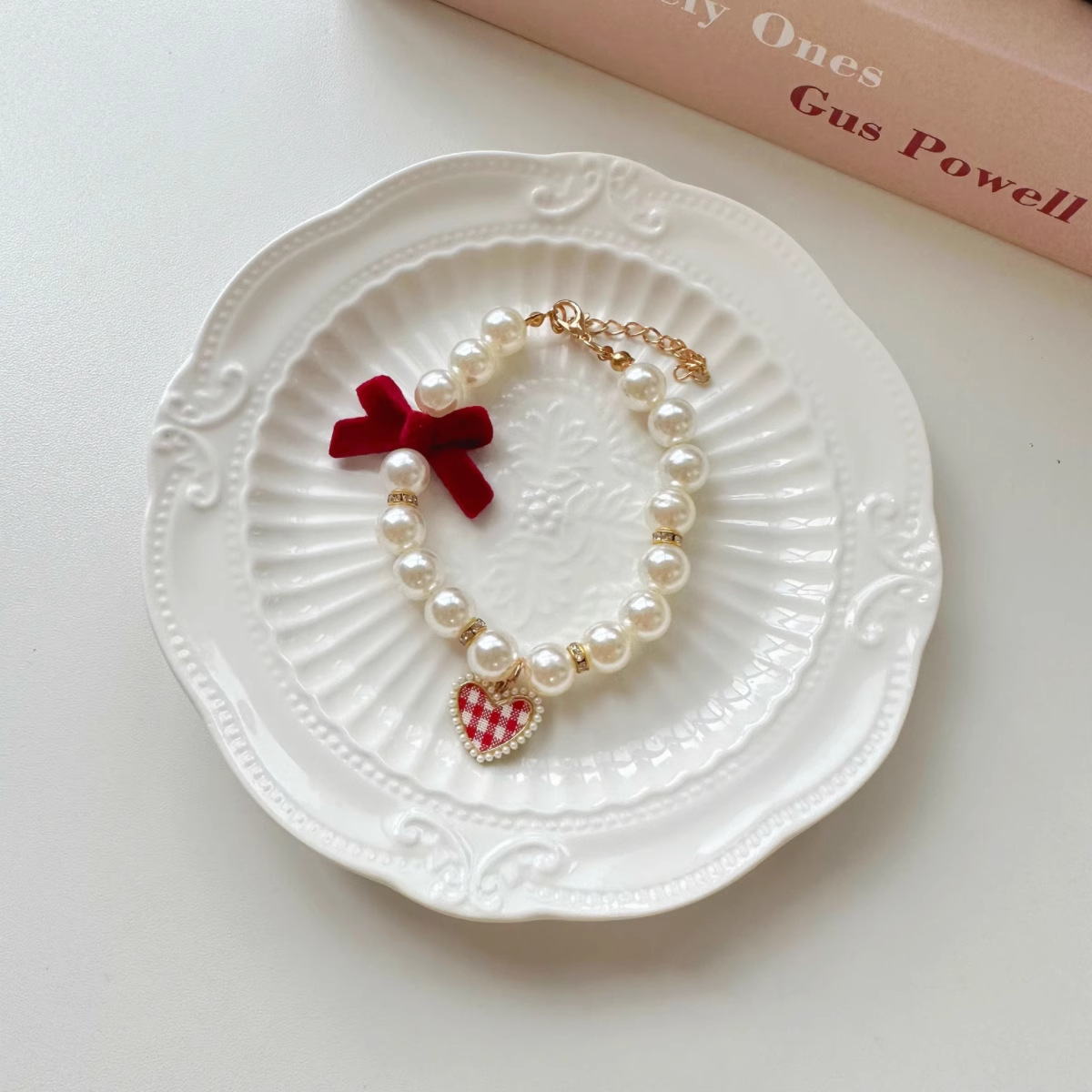 Pet necklace, cat pearl collar, dog neck collar, neck chain, retro heart-shaped pendant, cute cat and dog neck accessories details Picture