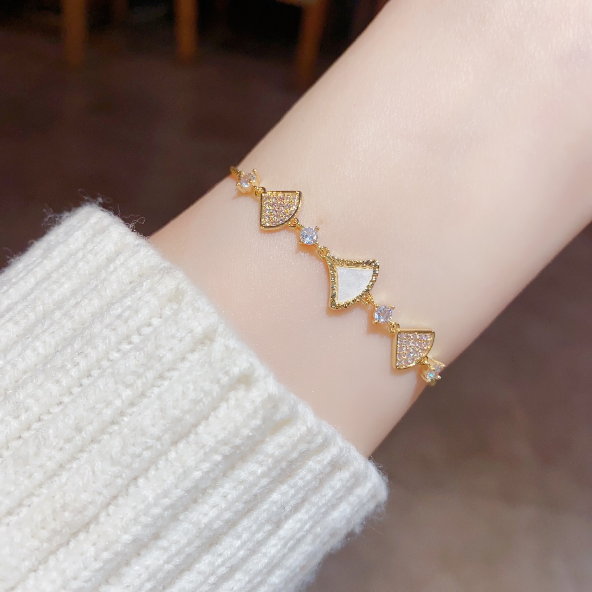 The fashionable and elegant zircon shell fan bracelet of the same style as Douyin features a niche design, simple and versatile, and is a light luxury bracelet