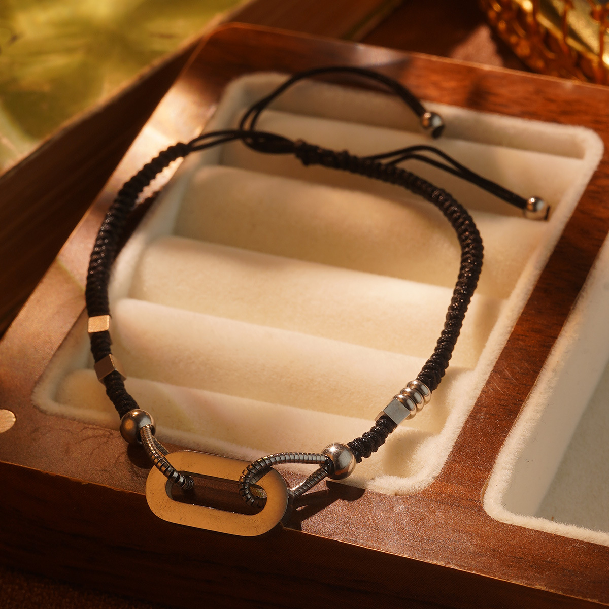 Ethnic style, unique tassel and beaded bracelet, elegant and niche design, retro hand-woven, wealth-attracting artistic jewelry details Picture