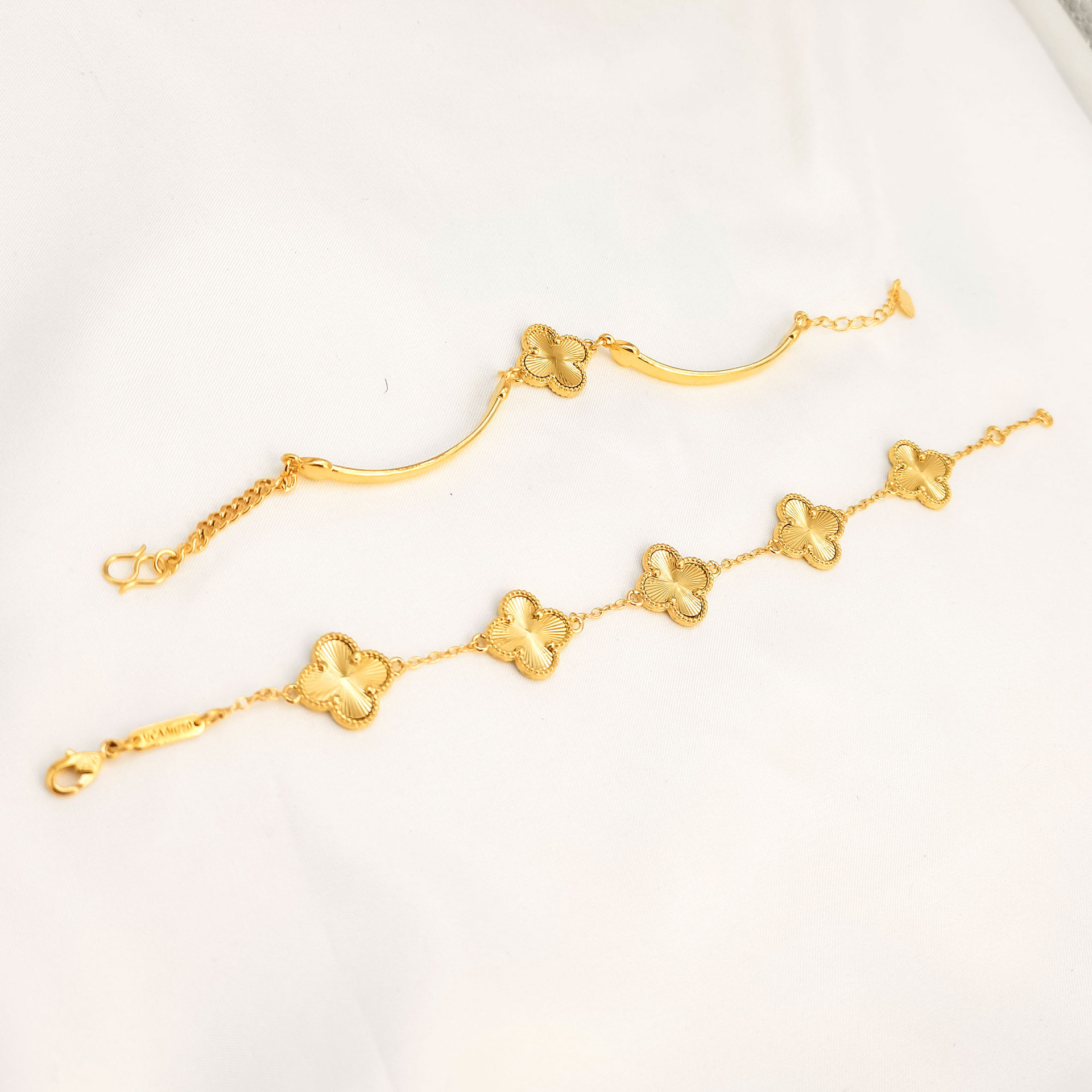 Factory direct sales of fashionable golden versatile bracelets, Korean version popular lucky four-leaf clover gold-plated bracelets and wristbands wholesale full figure