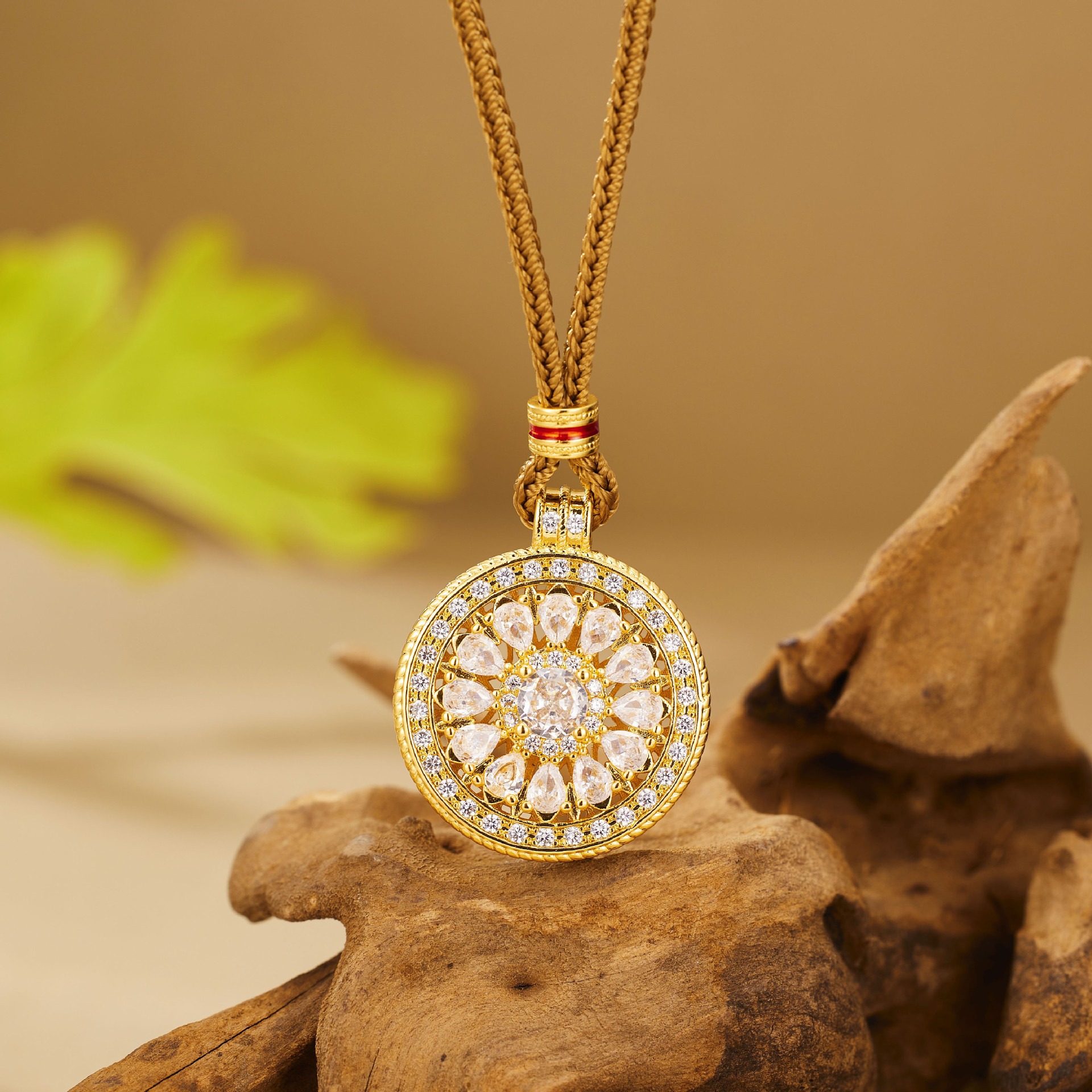 This is a retro sparkling diamond trendy sunflower starlight compass pendant in the same style as the gold store. It is a delicate women's pendant made of ancient sand gold full figure
