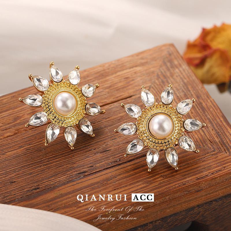 The s925 silver needle sunflower stud earrings are a bestseller, featuring fresh sun, flower and pearl minimalist earrings that exude a feminine charm Specification image
