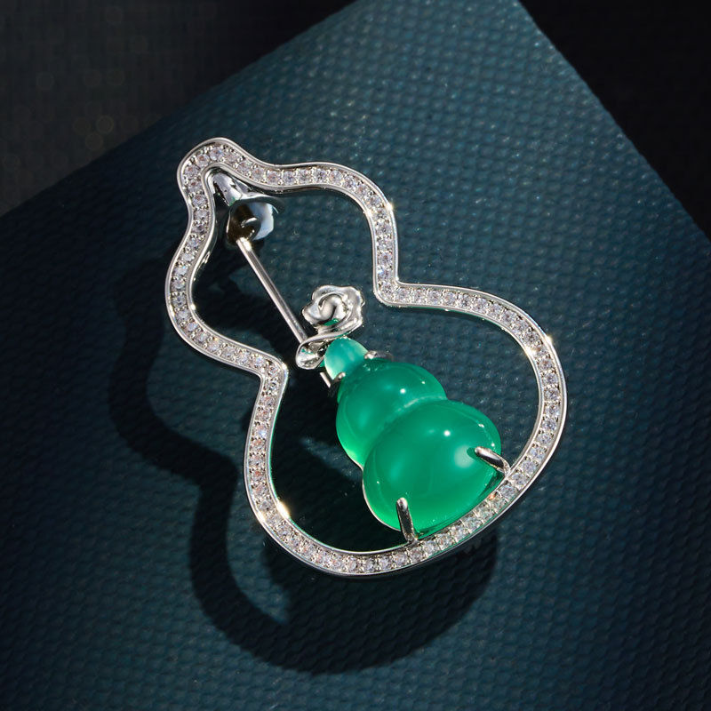 Original design of new Chinese-style national trend gourd brooch, copper alloy, real gold electroplated and inlaid zircon green chalcedony exquisite brooch Application Scenario