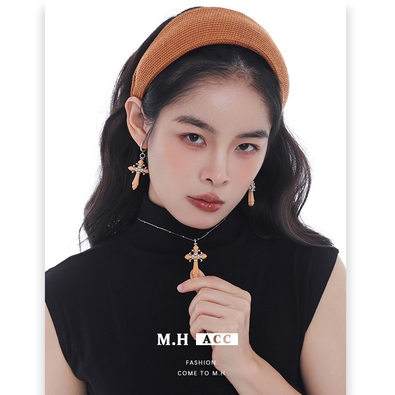 The wooden cross pendant necklace is a versatile and fashionable design with a high-end feel. It is an original autumn and winter new sweater chain accessory Specification image