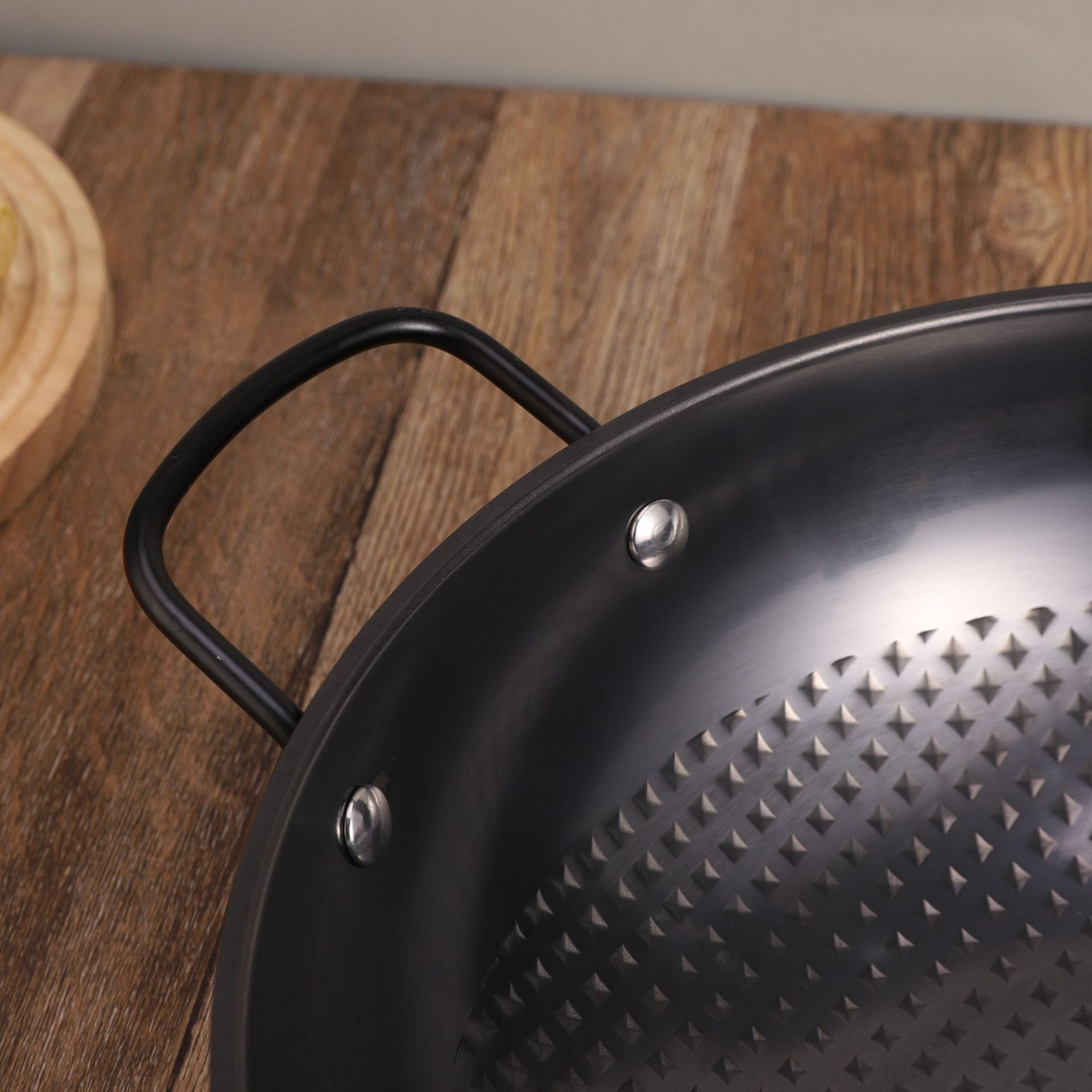 A traditional stir-frying pot with ears, a fine iron wok for kitchen use, an old-fashioned round bottom wok without coating, with a glass lid and non-stick Specification image