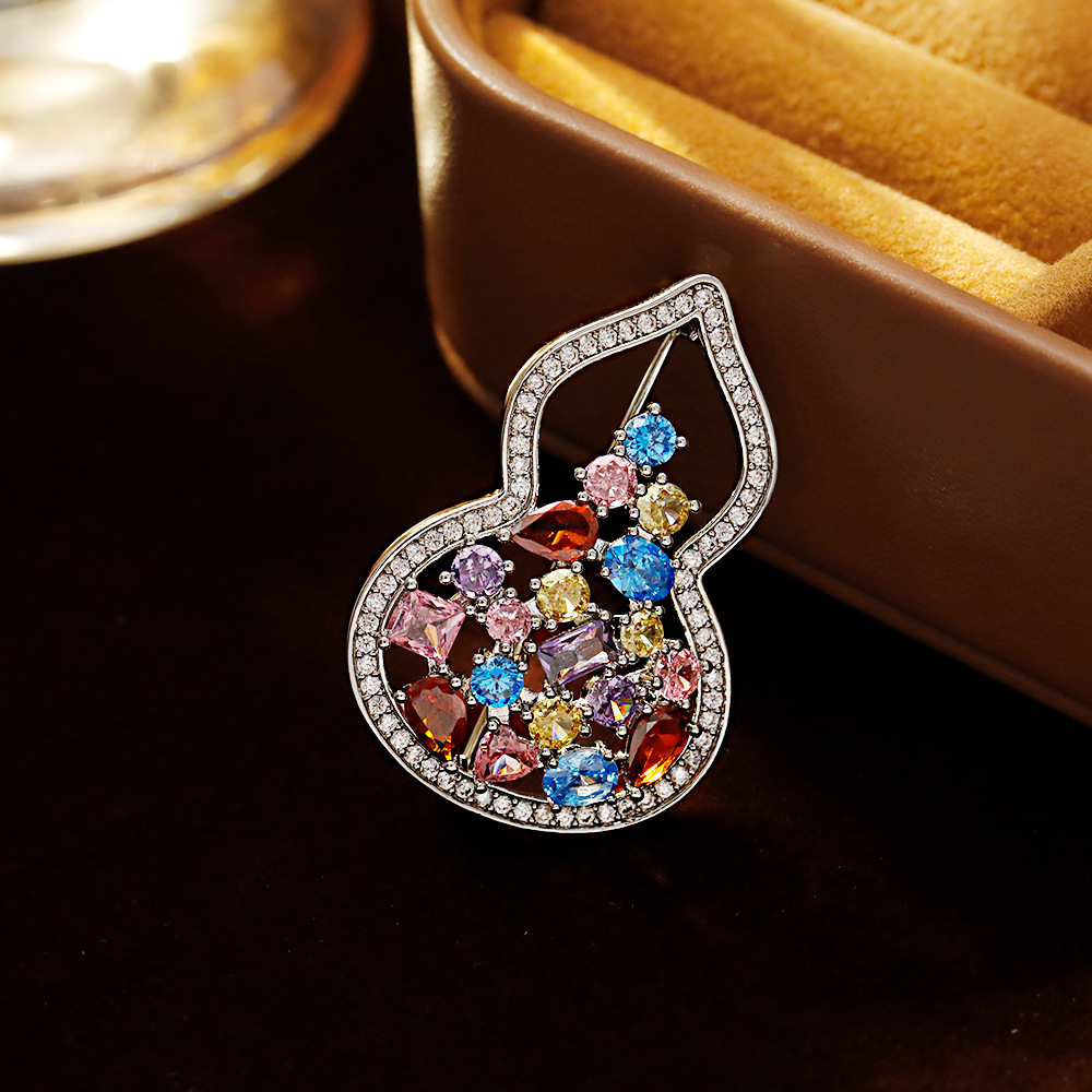 Hyacinth's fashionable and light luxury hollowed-out gourd brooch exudes a sense of sophistication. It features a delicate zircon flower and is a bestseller on Douyin. It is a versatile women's pin Application Scenario