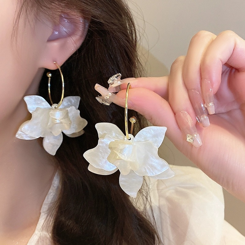 Super fairy-like French vacation flower earrings, women's high-end and light luxury style earrings, niche design sense and fashionable earrings