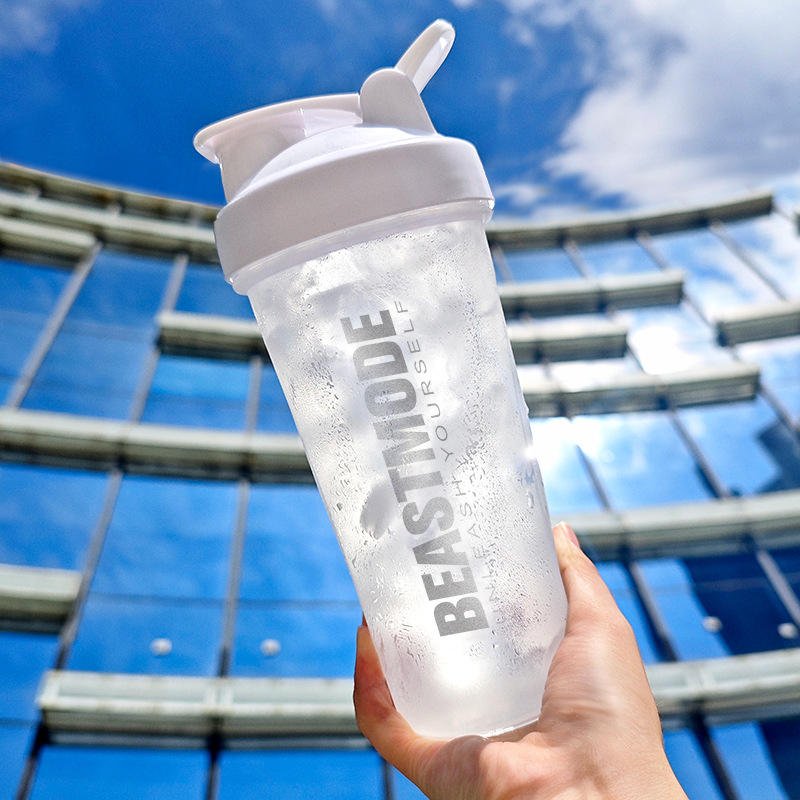 Shake cup, portable fitness scale sports water cup, protein shake powder cup, stirring milkshake cup Application Scenario