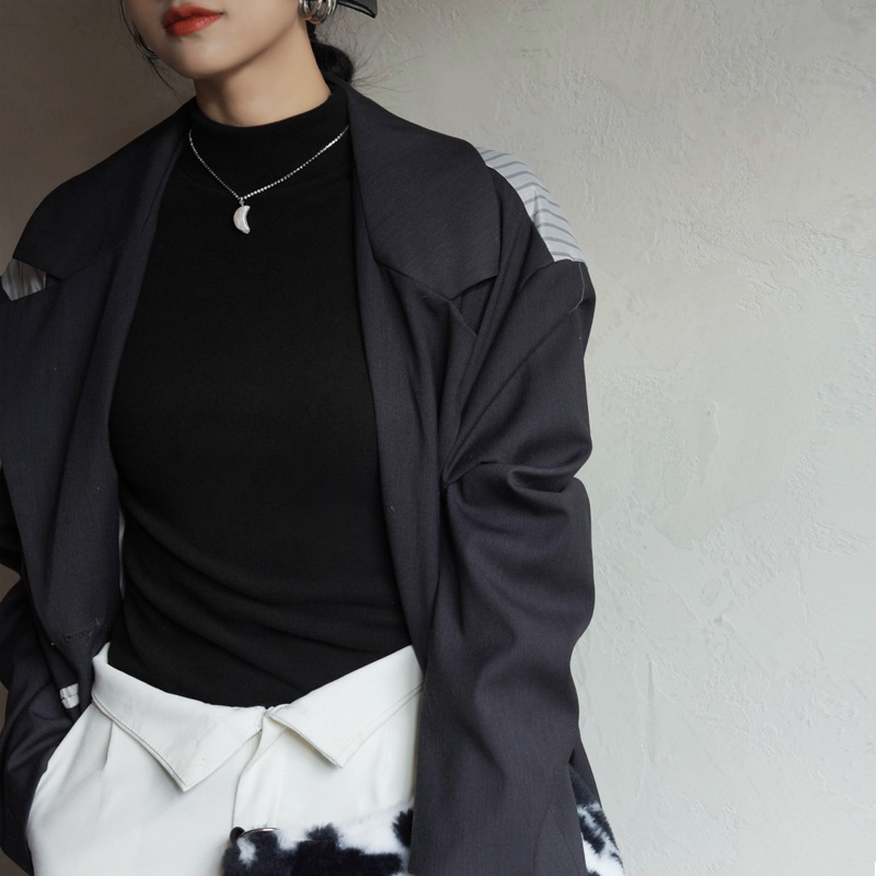 A semi-high-necked fleece base layer for women to wear as an inner layer in autumn and winter. It is a long-sleeved mid-necked solid color fitted base layer Specification image